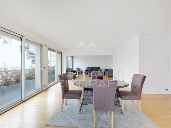 Intérieur d'un appartement moderne avec un grand séjour et une terrasse, Paris 6ème.