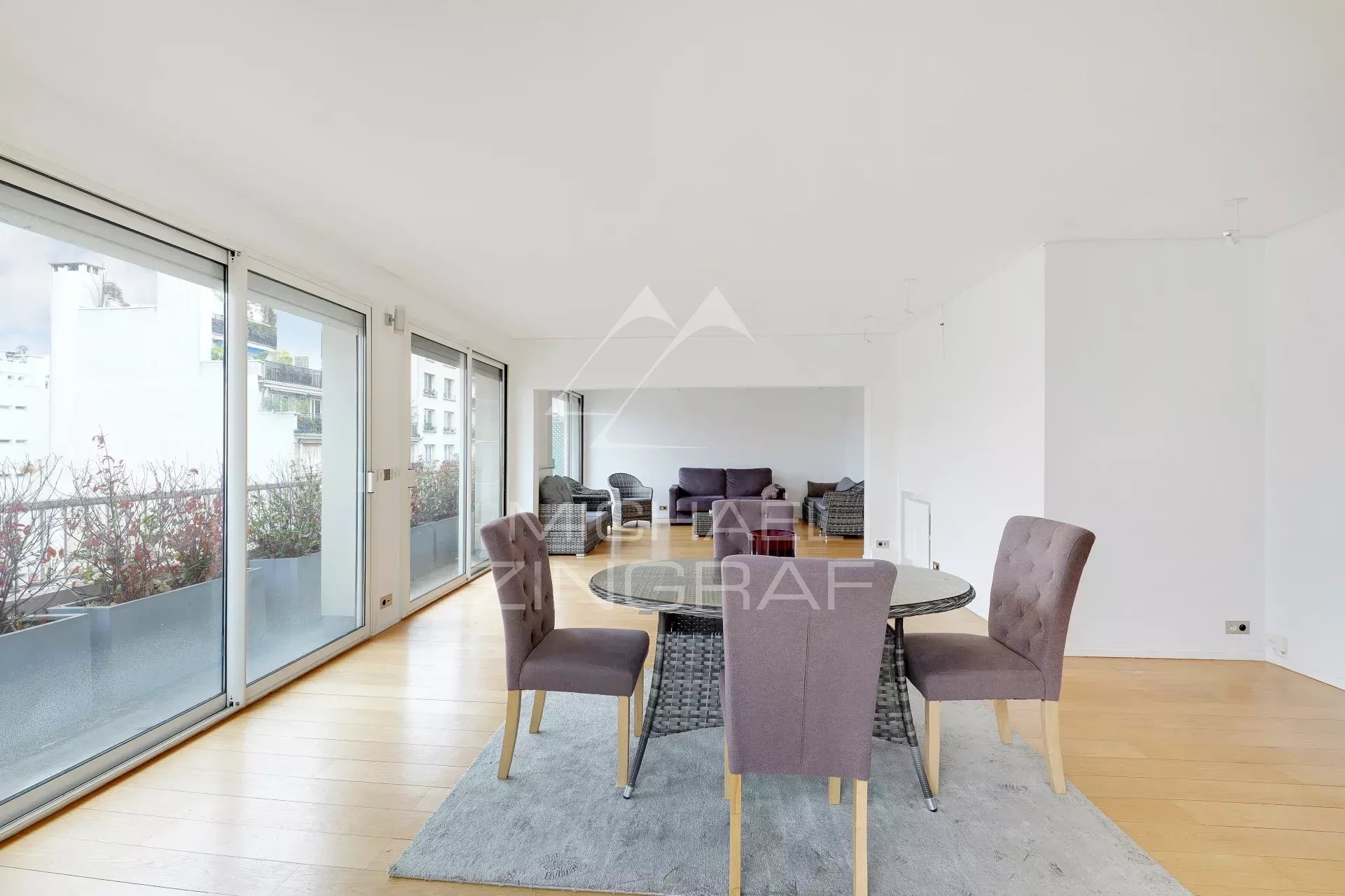 Appartement à vendre à Paris 6ème Intérieur d'un appartement moderne avec un grand séjour et une terrasse, Paris 6ème.
