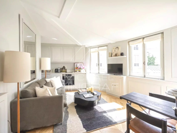 FOR SALE – HOTEL DE BERULLE – 2 ROOMS – PERFECT CONDITION – AIR CONDITIONING