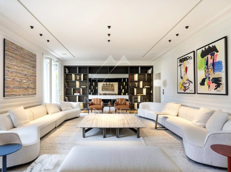 For sale in Marseille 7th - Corniche Kennedy: Exceptional penthouse of 182 m² in the last floor with suspended garden of 500 m², panoramic sea view, secure residence with swimming pool and tennis.