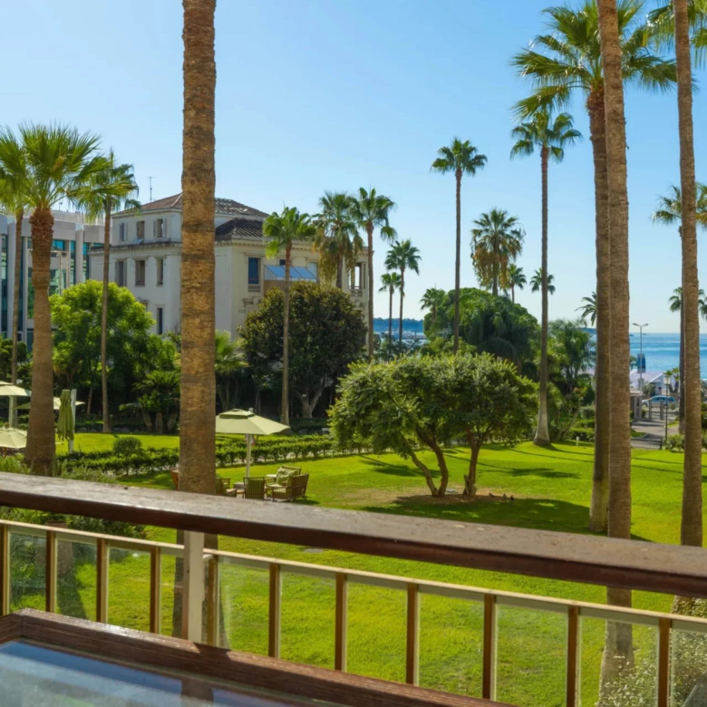 Top floor – Cannes – Sea view