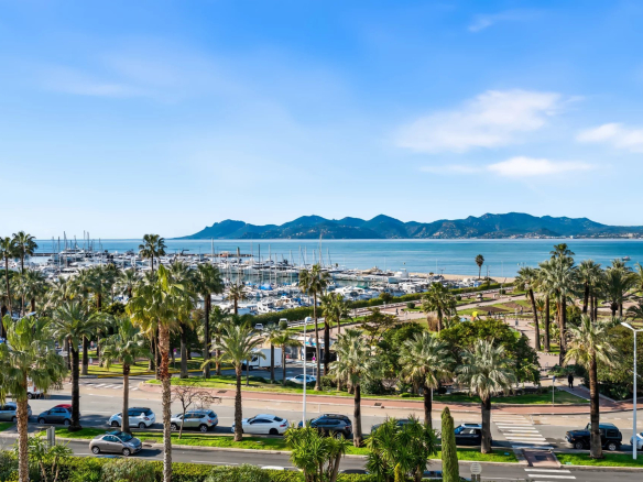CANNES CROISETTE – LUXURIOUS 2-BEDROOM APARTMENT WITH SEA VIEW