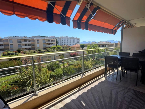CANNES BASSE CALIFORNIE – ÉLÉGANT 4 PIÈCES TRAVERSANT RÉNOVÉ À 250 M DE LA CROISETTE