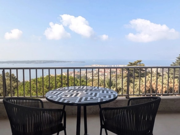 Terrace with panoramic views of the Bay of Cannes and the Lérins Islands.