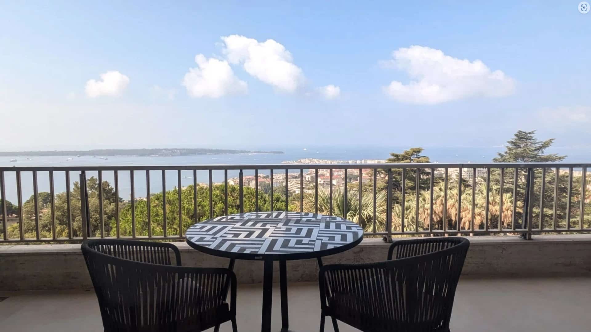 Terrace with panoramic views of the Bay of Cannes and the Lérins Islands.