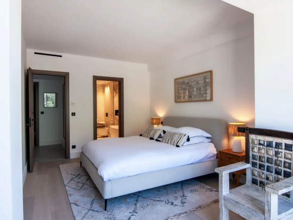 Room in a luxury apartment in Cannes with a double bed and modern decor.