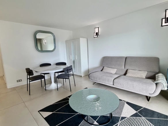 Salon lumineux d'un appartement de 3 pièces avec mobilier moderne à Cannes.
