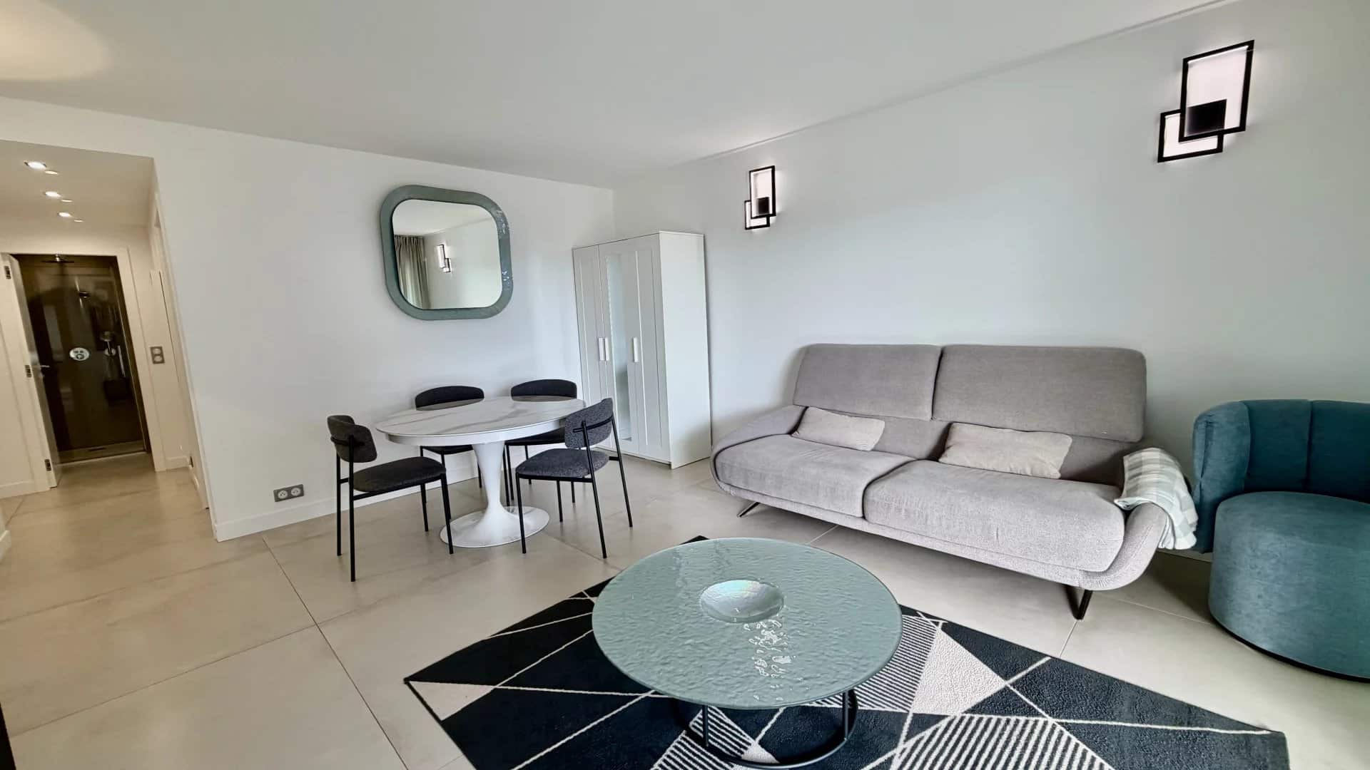 Salon lumineux d'un appartement de 3 pièces avec mobilier moderne à Cannes.