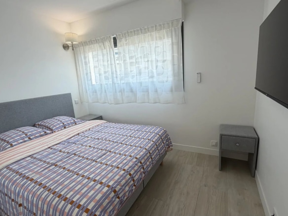 Room in a bright apartment with double bed and television in Cannes.