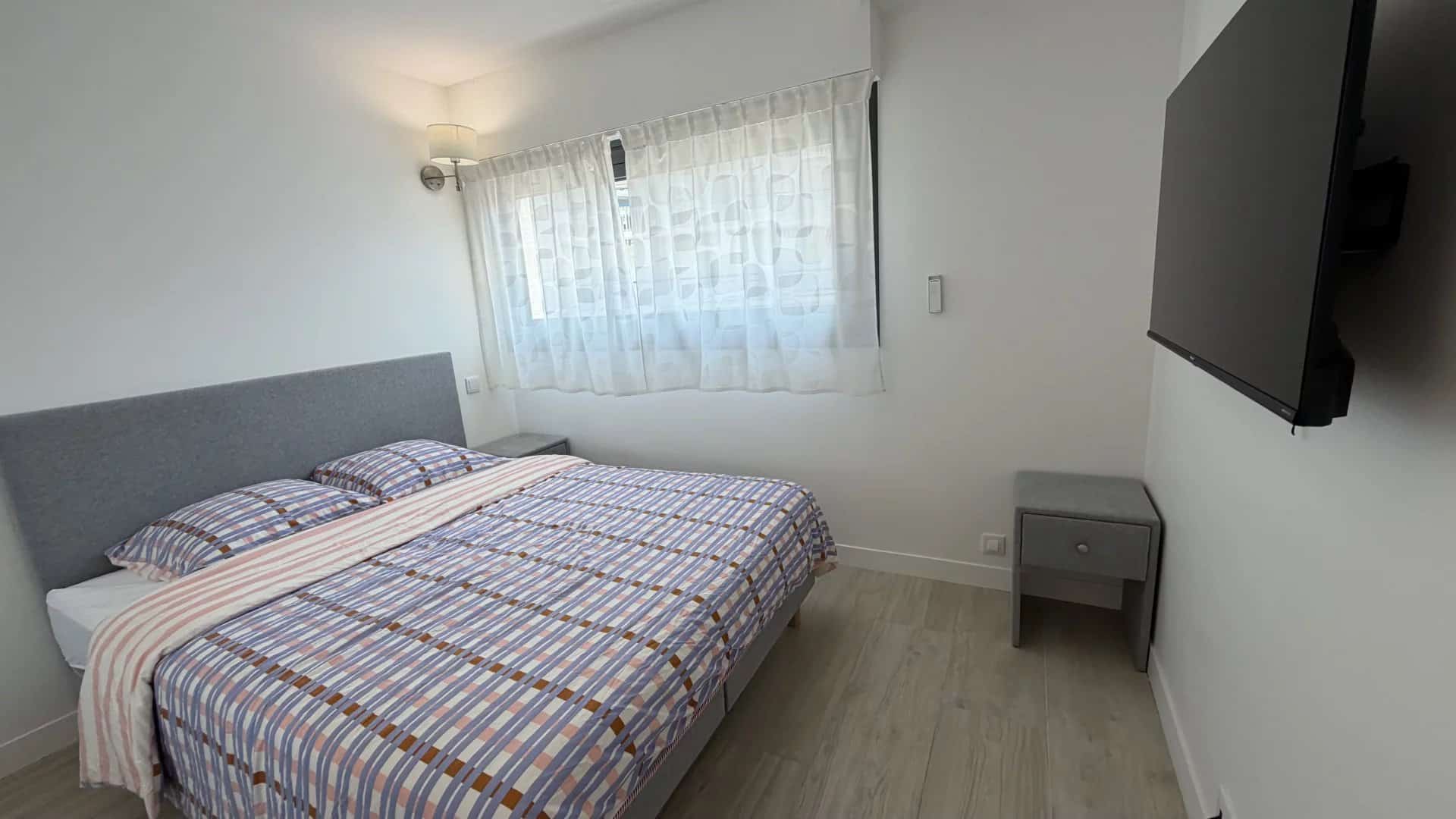 Bright room in Cannes Room in a bright apartment with double bed and television in Cannes.
