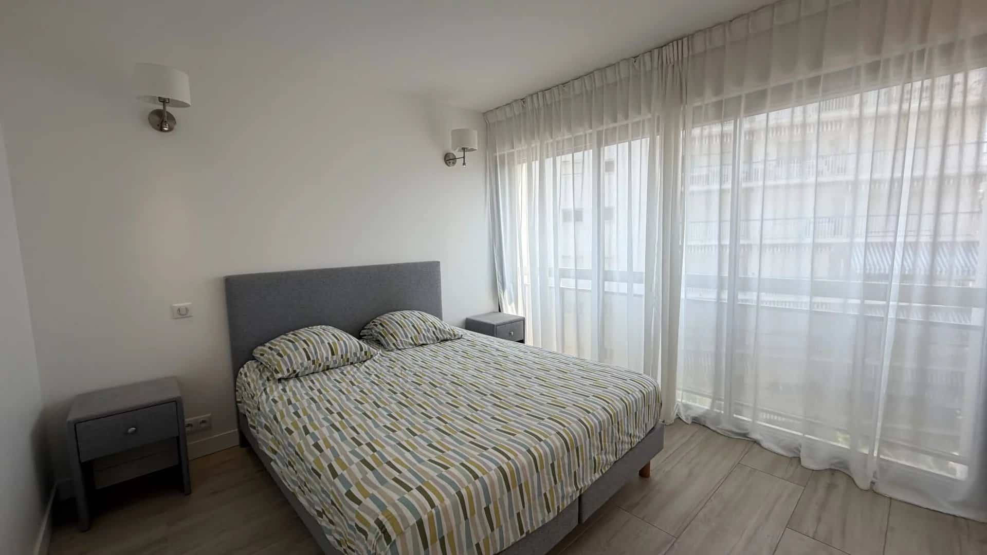 Bright room in Cannes Room in a bright apartment with a double bed and sheer curtains in Cannes.