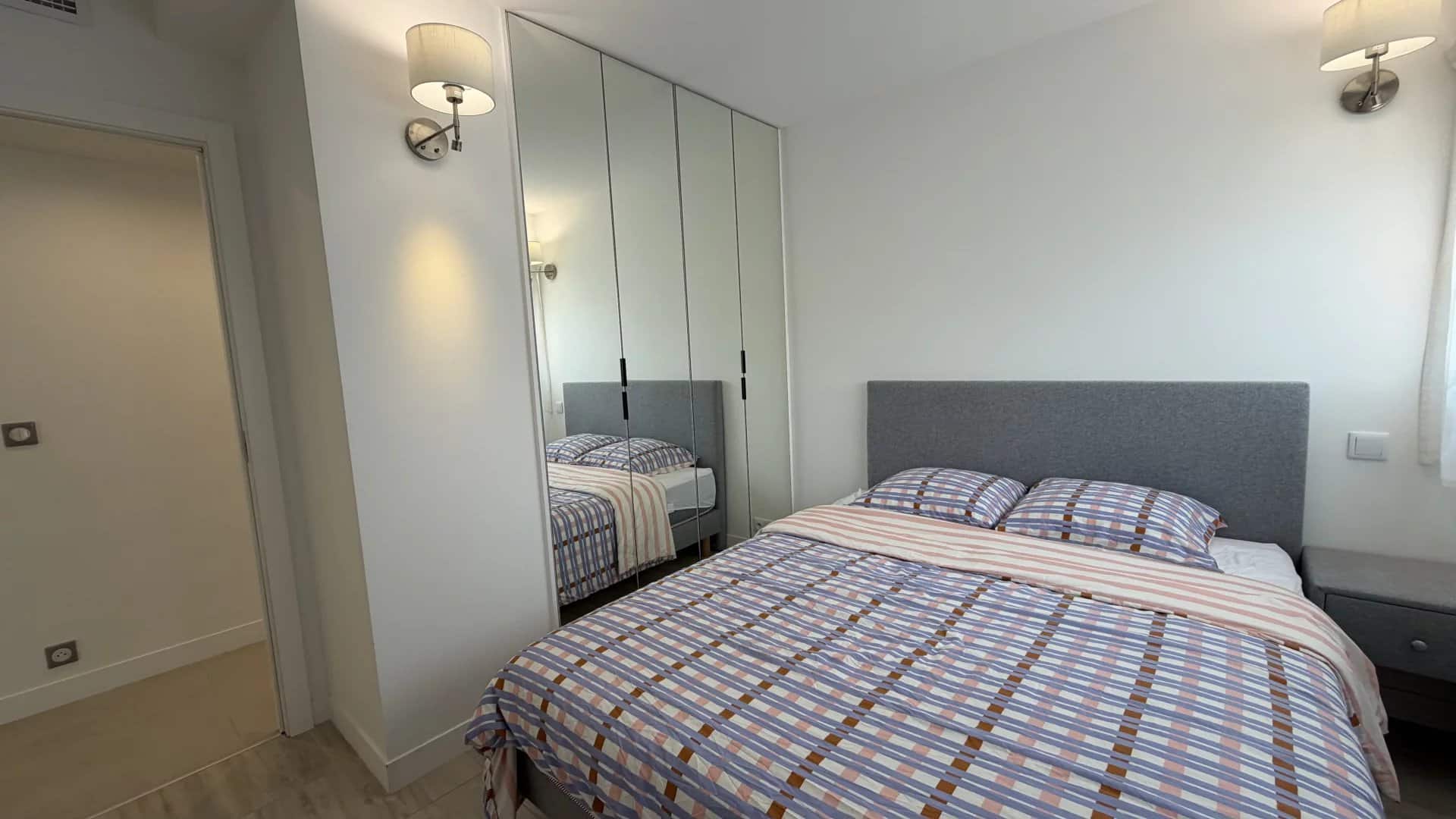 Apartment room in Cannes Room in a bright apartment in Cannes with double bed and mirror.