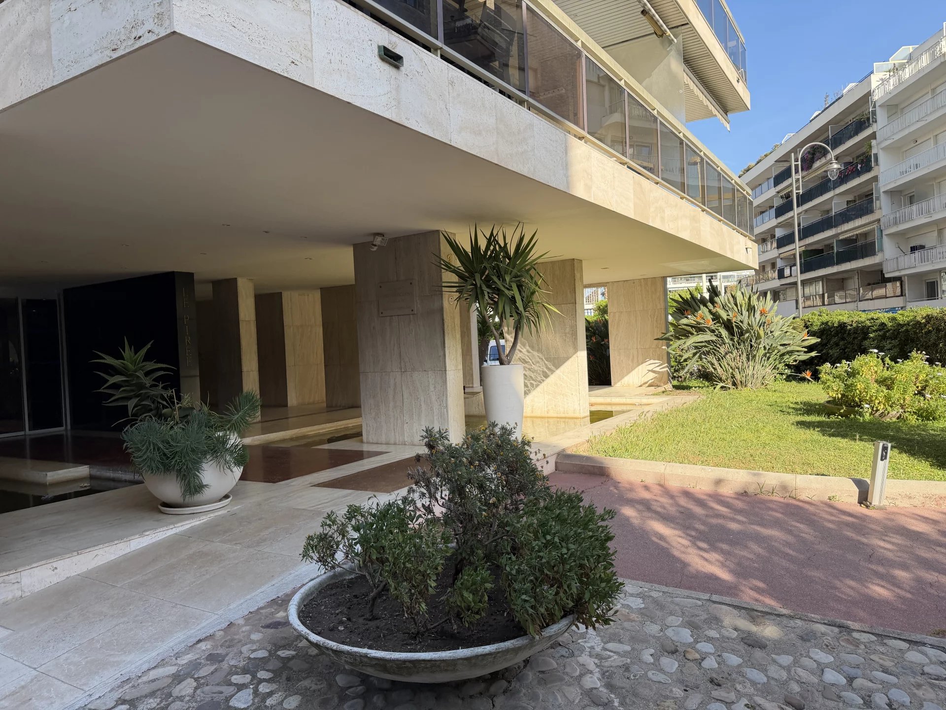 Entrance to the Palm Beach residence in Cannes Entrance to a residence in Cannes with garden and sunny terrace.