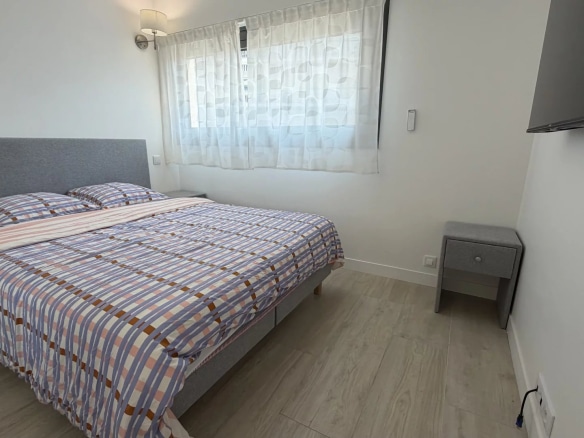 Room in a bright apartment with a double bed and modern furniture in Cannes.