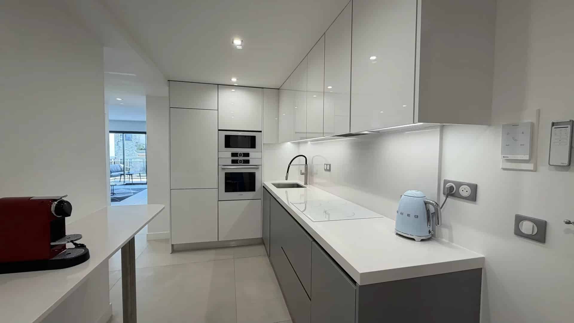 Modern cuisine in Cannes Modern and bright kitchen in an apartment in Cannes, with integrated appliances and a light worktop.