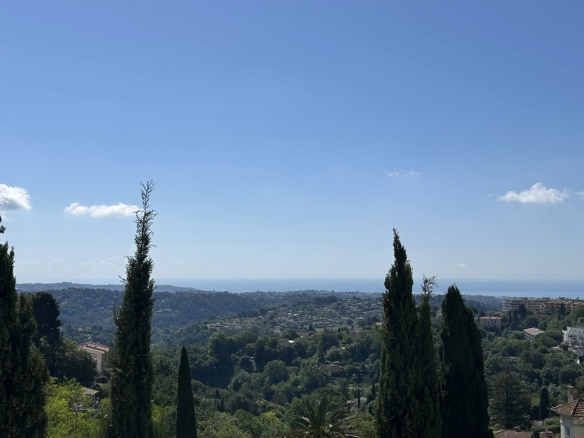 Panoramic views of the sea and nature from a villa in Vence