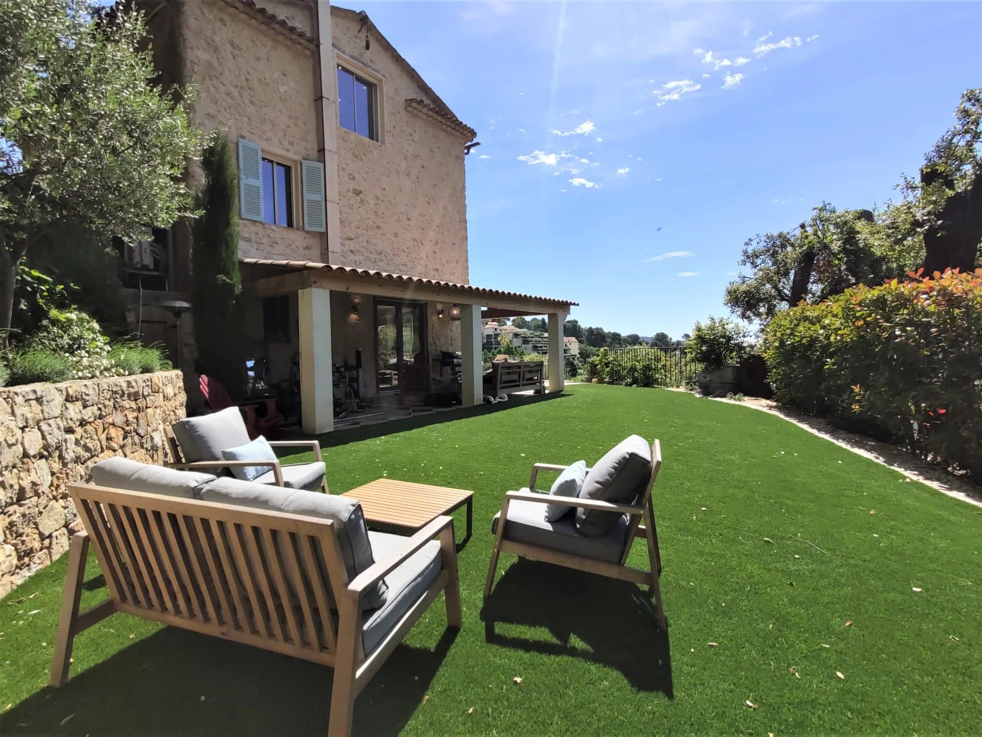 Maison de caractère à Mougins avec jardin et mobilier extérieur.