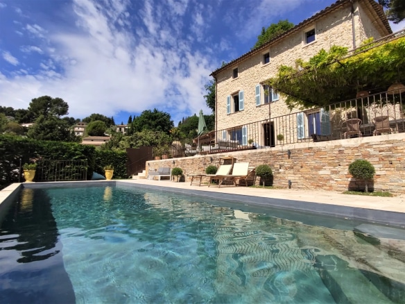 Maison en pierre avec piscine chauffée et espaces extérieurs à Mougins.