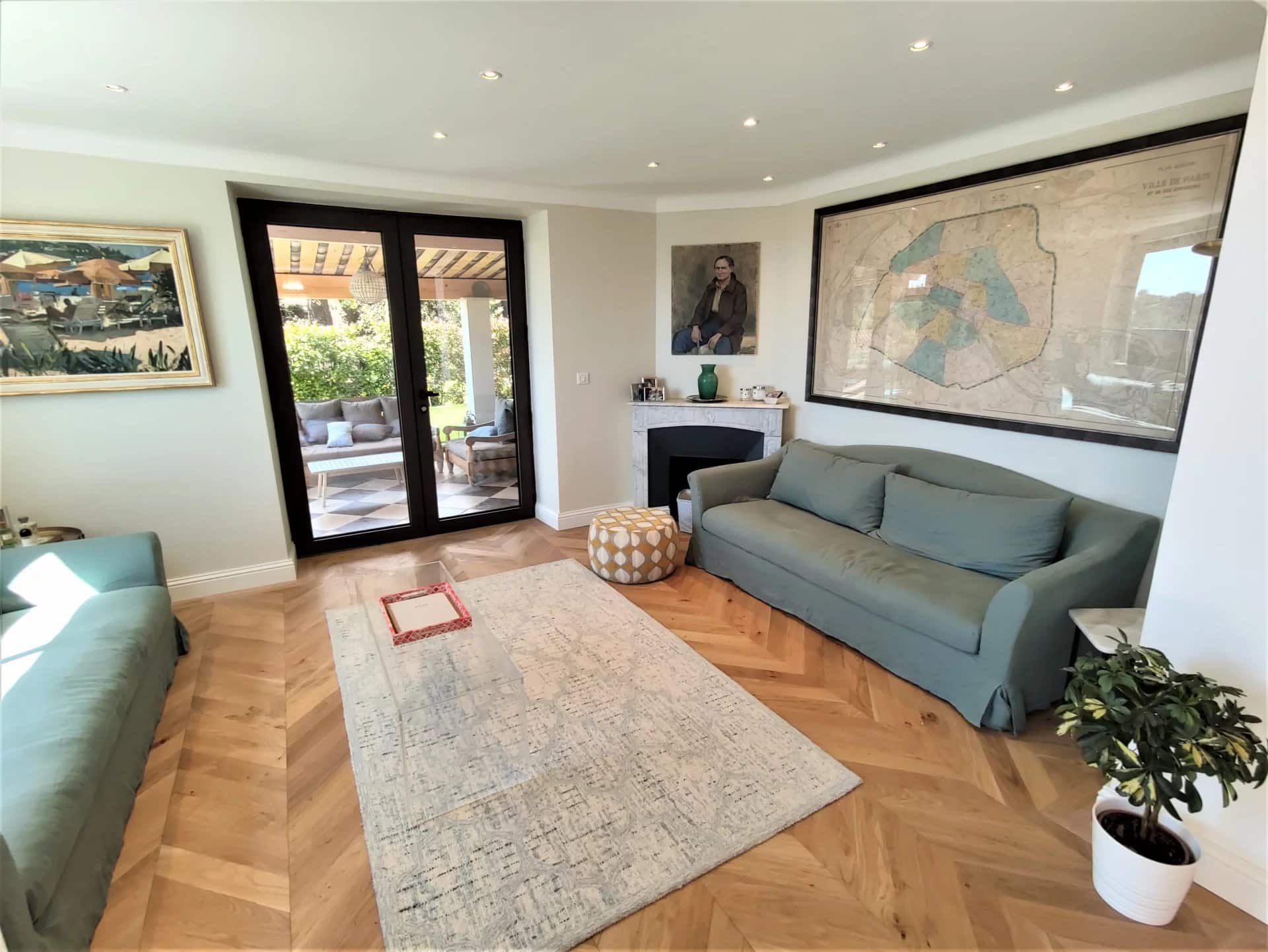 Intérieur d'une maison élégante à Mougins avec un salon lumineux et un accès à un patio.
