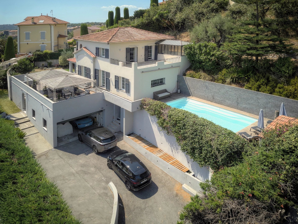 Luxury real estate photo | Charming Properties