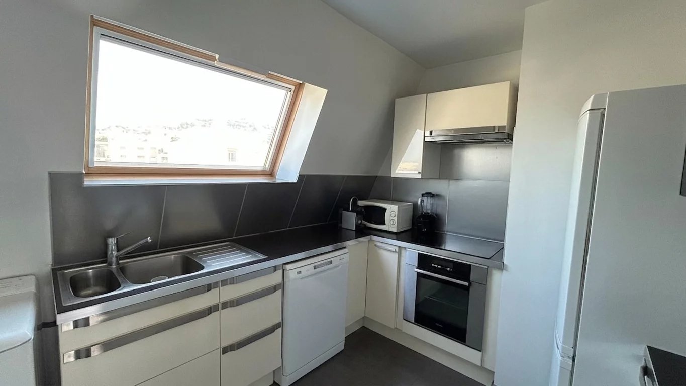 Kitchen of an apartment in Cannes Modern and fully equipped kitchen in an apartment in Cannes, with a corner window.
