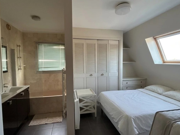 Room in a Cannes apartment with en-suite bathroom and window