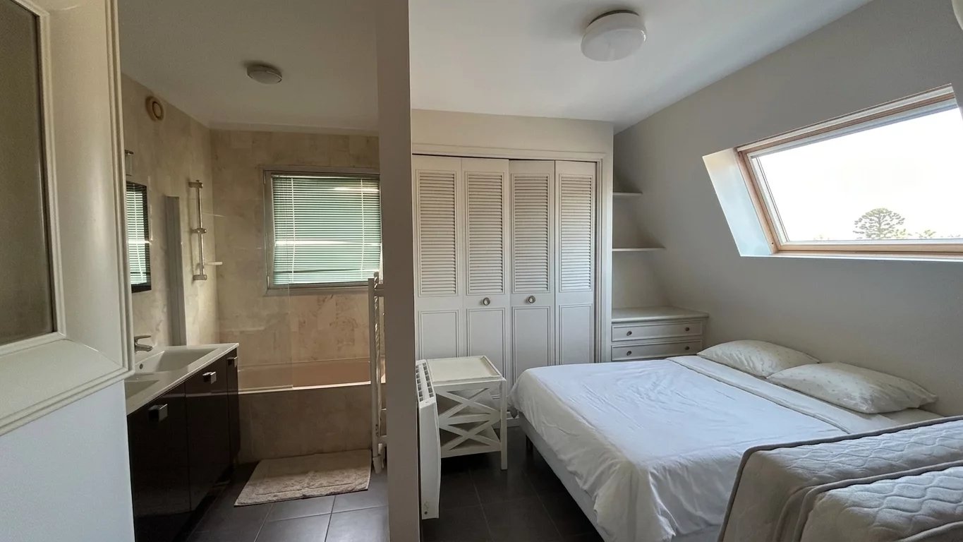 Apartment room in Cannes Room in a Cannes apartment with en-suite bathroom and window