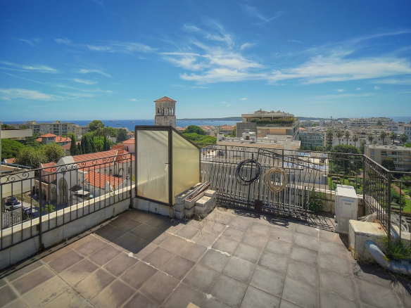 Toit-terrasse avec vue sur la mer à Cannes, secteur Basse Californie.