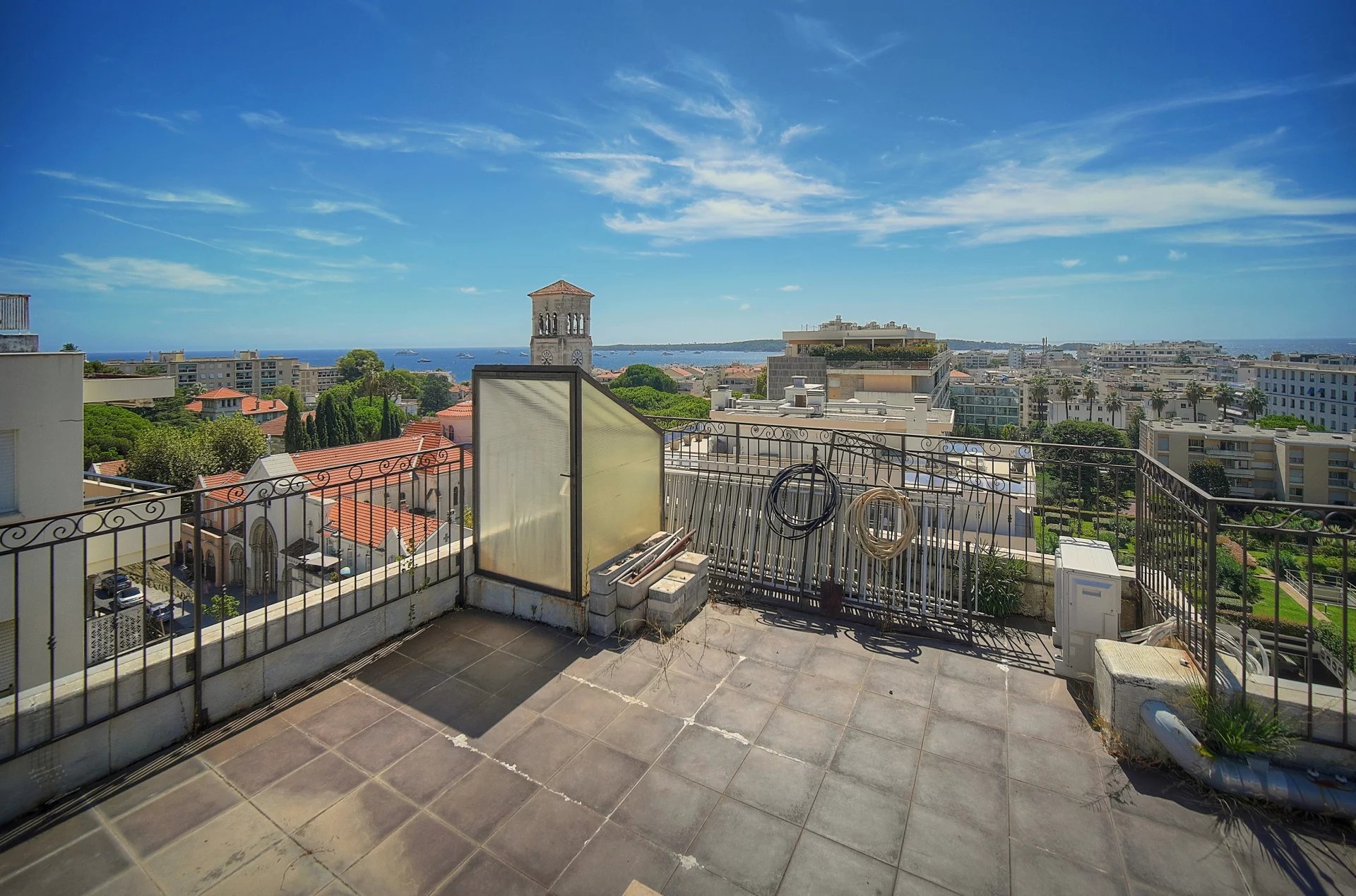 Toit-terrasse avec vue sur la mer à Cannes, secteur Basse Californie.