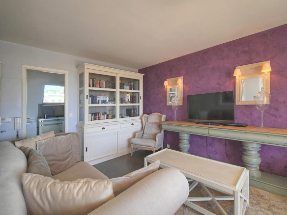 Intérieur d'un appartement à Cannes avec un salon et une télévision.