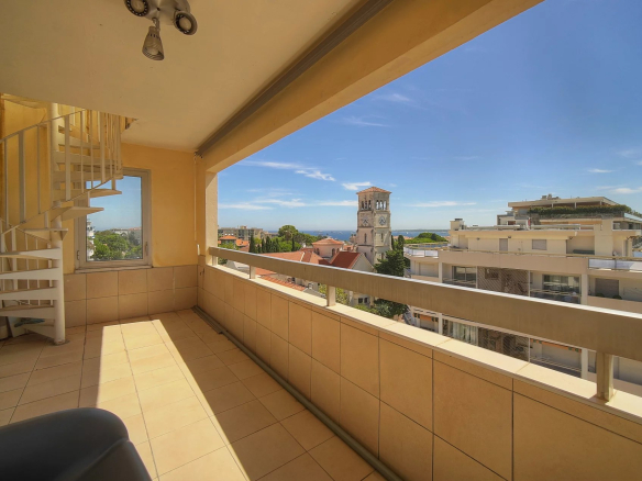 Terrasse ensoleillée avec vue sur la mer à Cannes, secteur Basse Californie.