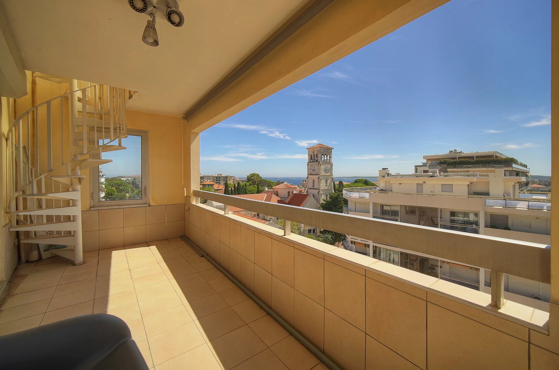 Terrasse ensoleillée avec vue sur la mer à Cannes, secteur Basse Californie.