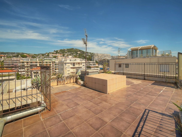 Terrasse ensoleillée avec vue sur la mer à Cannes, secteur Basse Californie.