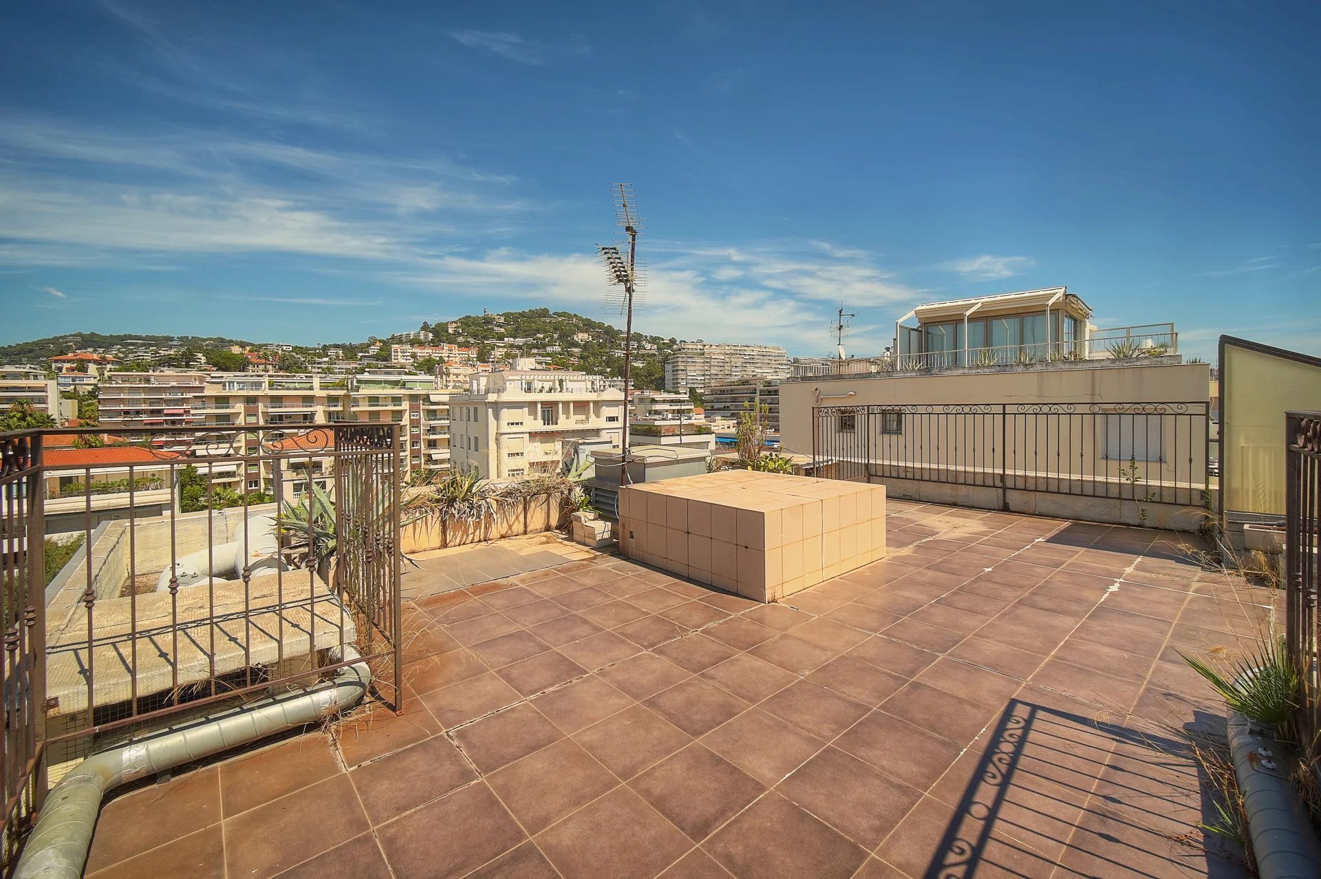 Terrasse ensoleillée avec vue sur la mer à Cannes, secteur Basse Californie.