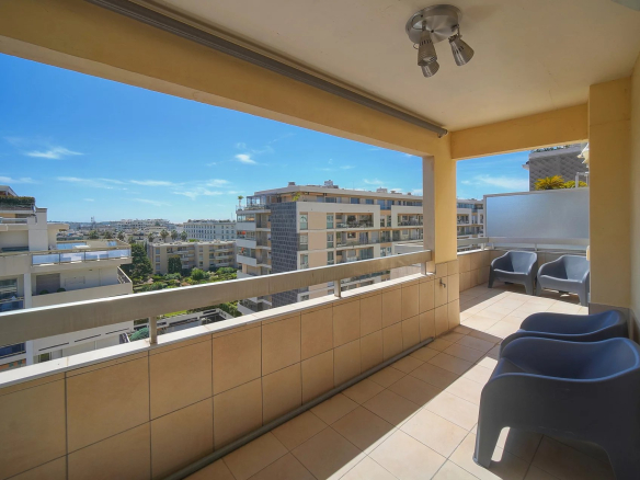 Terrasse avec vue sur la mer à Cannes, Basse Californie, avec chaises en plastique.
