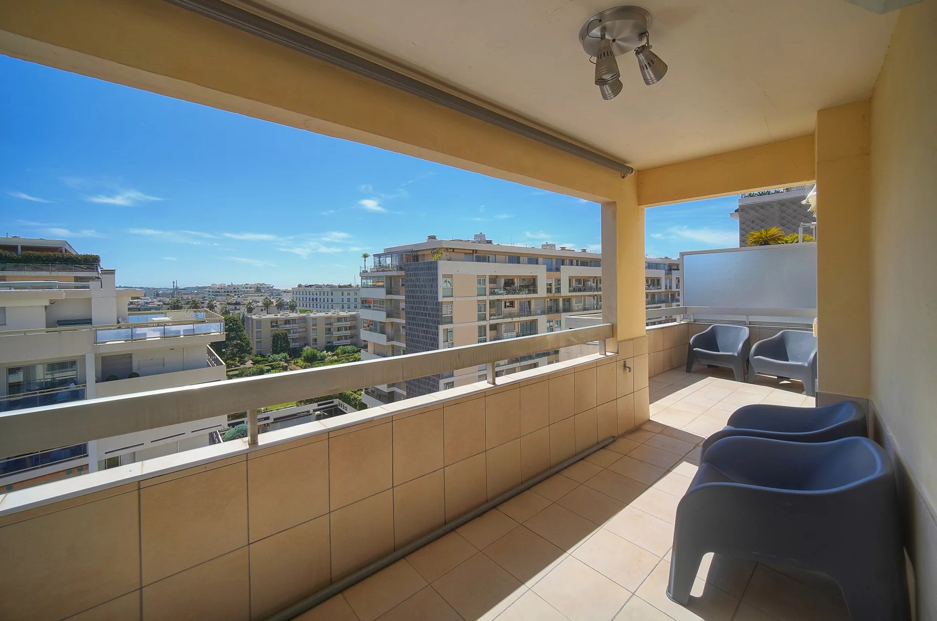 Terrasse avec vue sur la mer à Cannes, Basse Californie, avec chaises en plastique.