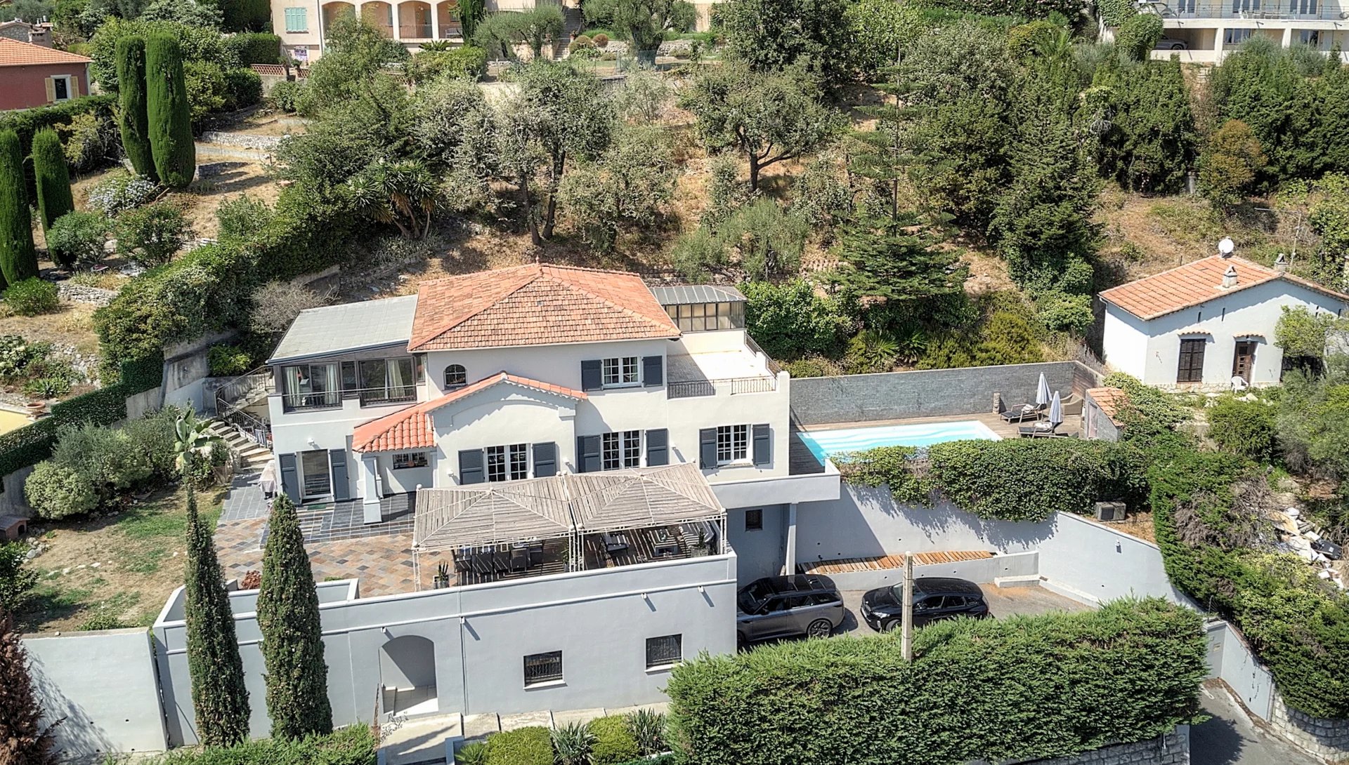Villa de charme à Vence Villa de charme à Vence avec piscine et vue mer, entourée d'un terrain arboré.