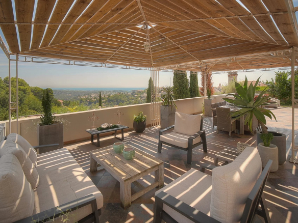 Terrasse spacieuse avec mobilier de jardin et vue dégagée sur la mer à Vence.