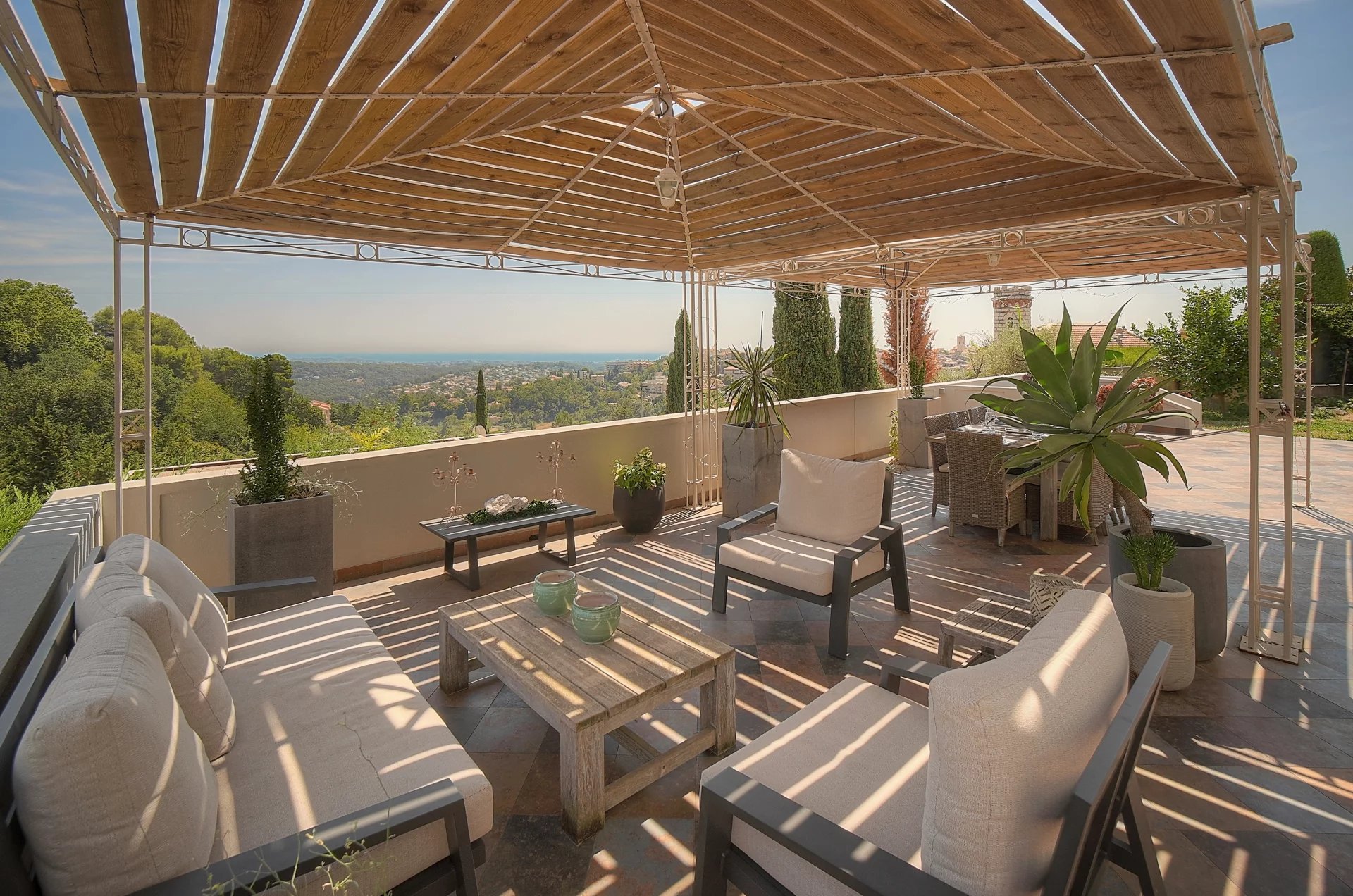 Terrasse avec vue mer à Vence Terrasse spacieuse avec mobilier de jardin et vue dégagée sur la mer à Vence.