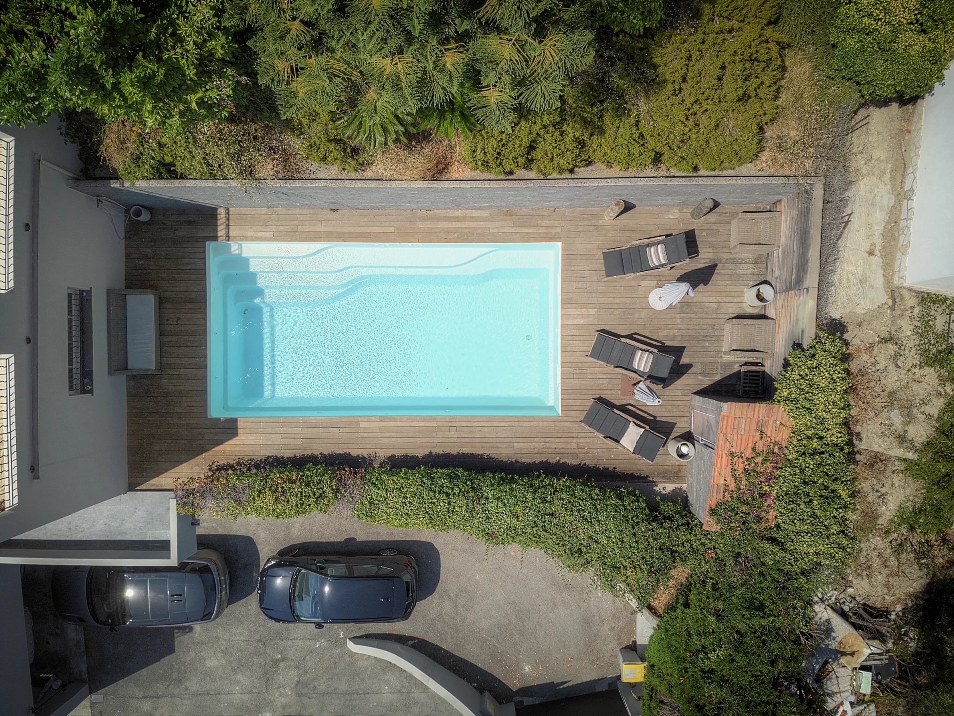 Villa de charme avec piscine à Vence Vue aérienne d'une villa avec piscine et jardin à Vence, France.