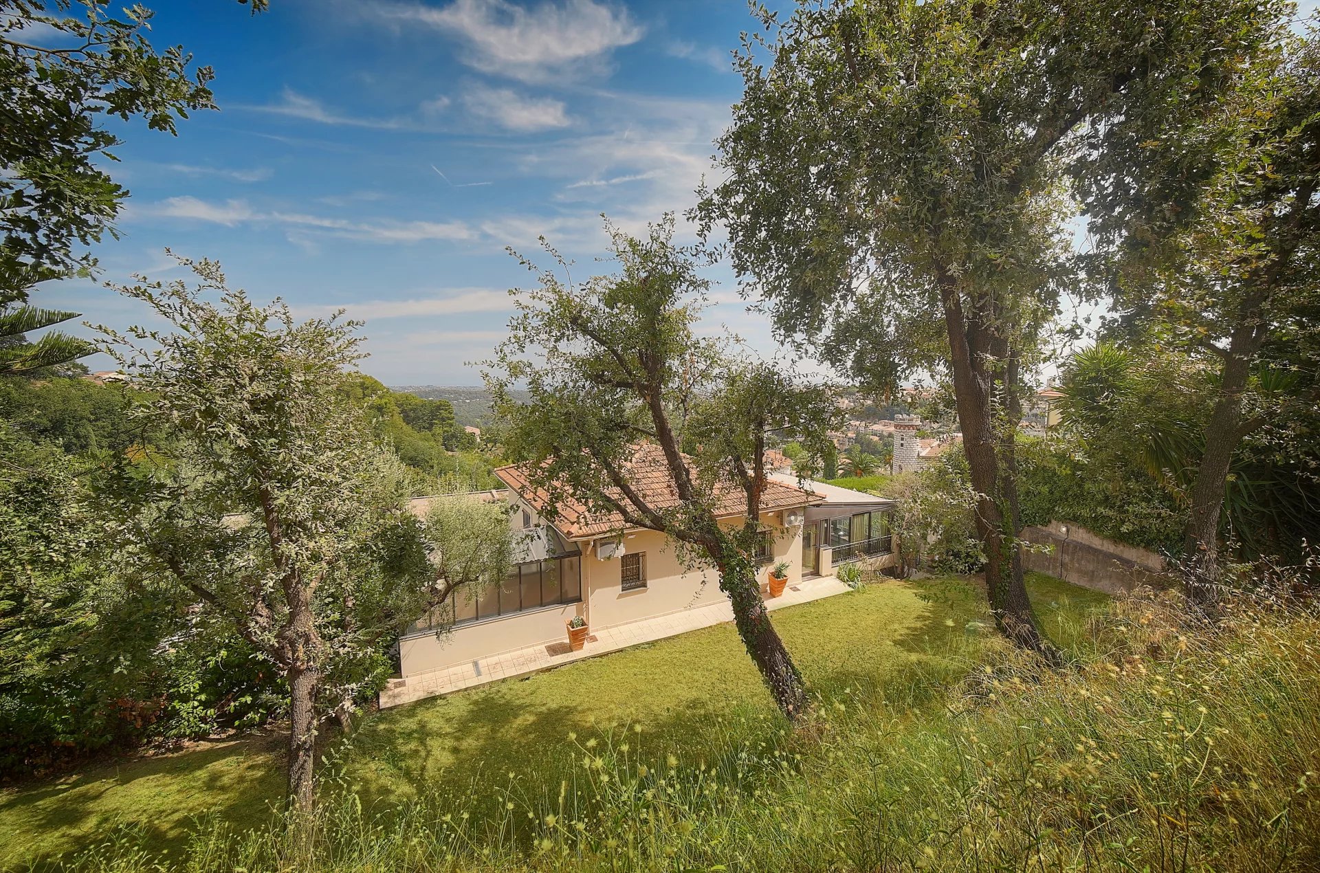 Villa de charme à Vence Vue d'une villa de charme avec jardin et arbres, située à Vence, France.