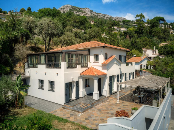 Villa de charme à Vence avec vue mer, trois niveaux et terrain arboré.