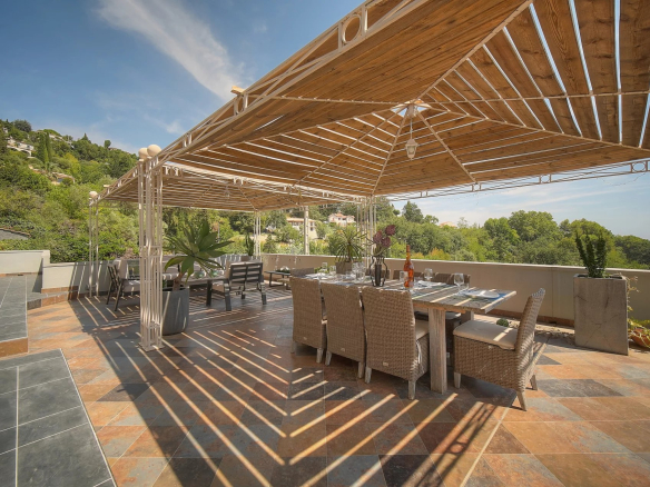 Terrasse spacieuse avec mobilier de jardin et vue dégagée sur la nature à Vence.