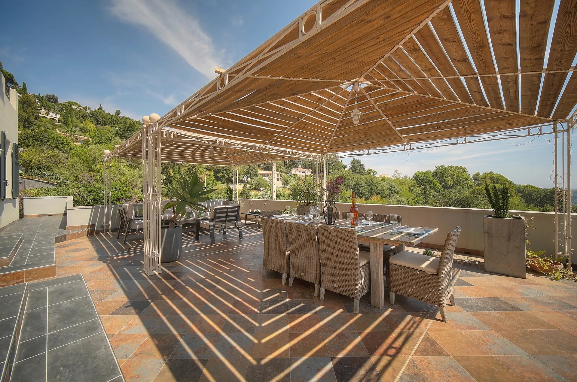 Terrasse de villa à Vence Terrasse spacieuse avec mobilier de jardin et vue dégagée sur la nature à Vence.