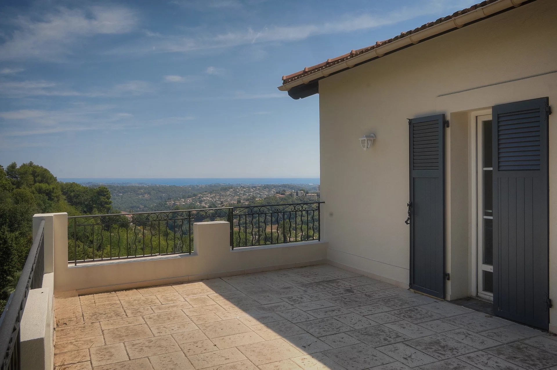 Terrasse avec vue à Vence Terrasse avec vue panoramique sur la mer et les collines à Vence.