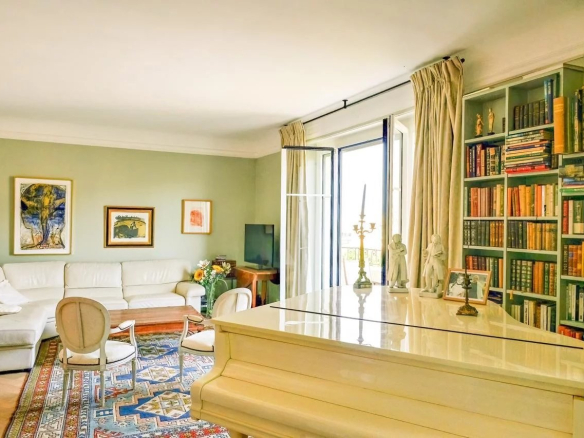 Intérieur d'un appartement bourgeois à Cannes avec un salon lumineux et une bibliothèque