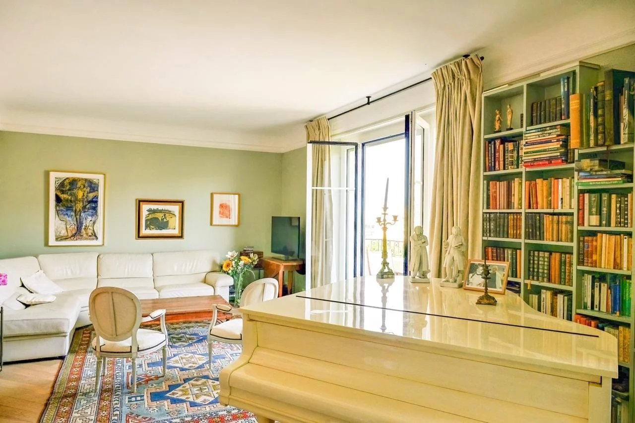 Intérieur d'un appartement bourgeois à Cannes avec un salon lumineux et une bibliothèque