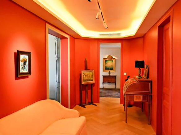 Hall d'entrée d'un appartement bourgeois à Cannes, murs rouges, éclairage moderne.