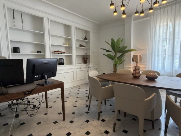 Intérieur d'un appartement rénové à Cannes avec un espace de travail et une salle à manger.
