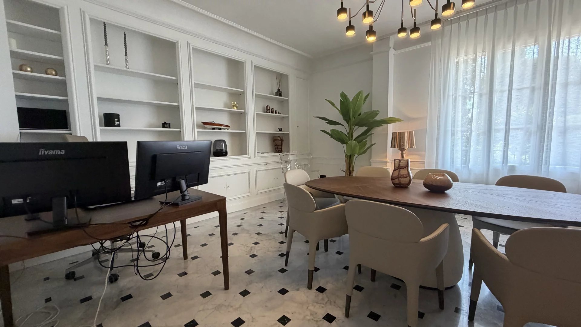 Appartement rénové à Cannes Intérieur d'un appartement rénové à Cannes avec un espace de travail et une salle à manger.